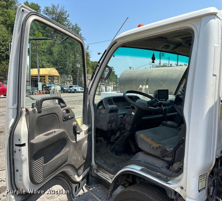 image for item EJ7061 2004 GMC  W5500 street sweeper truck