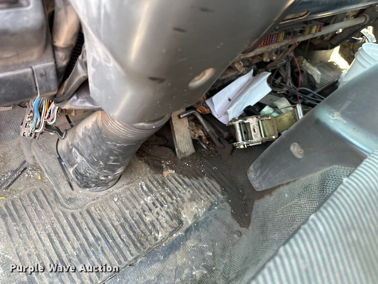 image for item EJ7061 2004 GMC  W5500 street sweeper truck