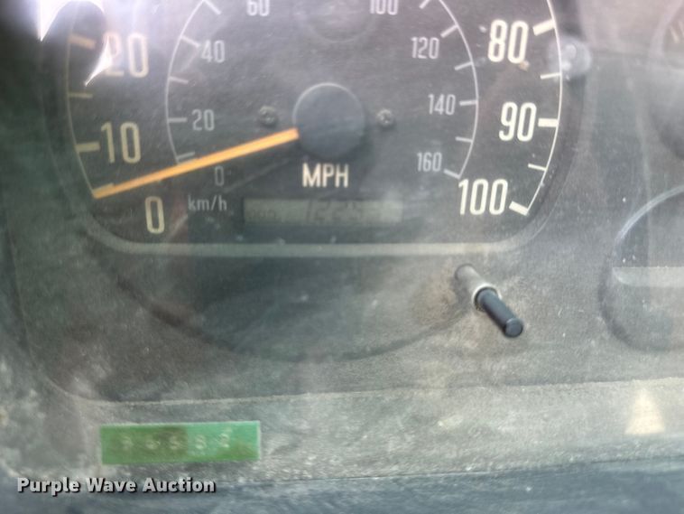 image for item EJ7061 2004 GMC  W5500 street sweeper truck