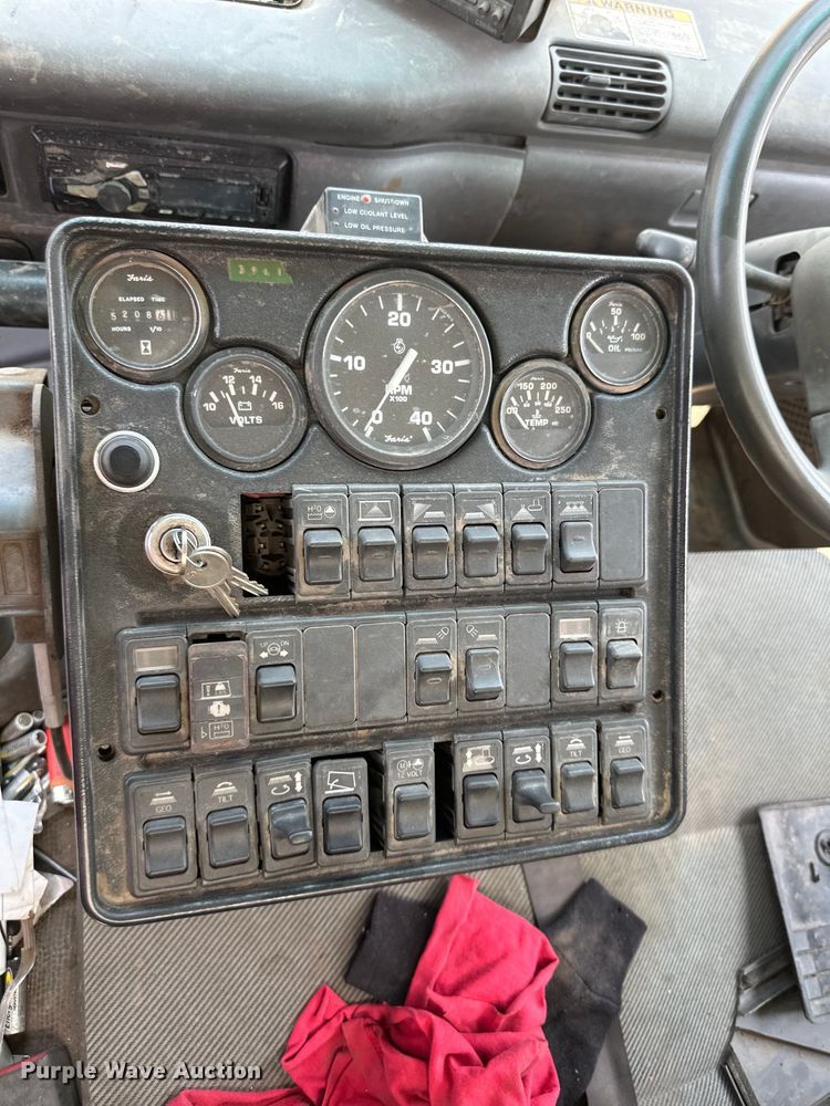 image for item EJ7061 2004 GMC  W5500 street sweeper truck