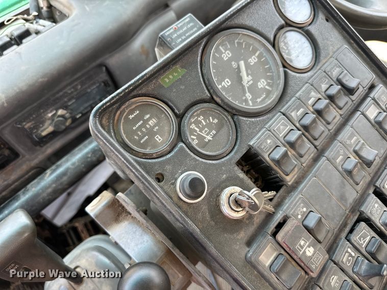 image for item EJ7061 2004 GMC  W5500 street sweeper truck