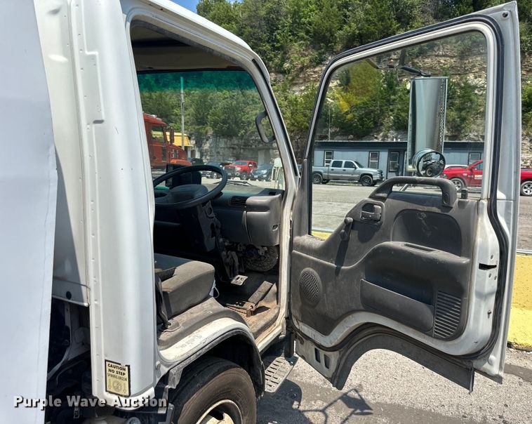 image for item EJ7061 2004 GMC  W5500 street sweeper truck