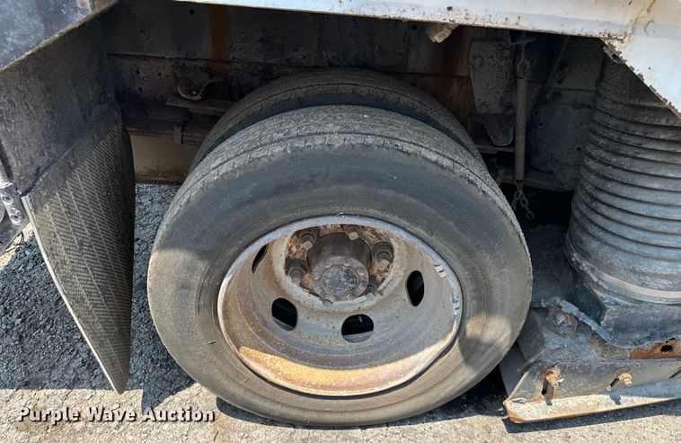 image for item EJ7061 2004 GMC  W5500 street sweeper truck