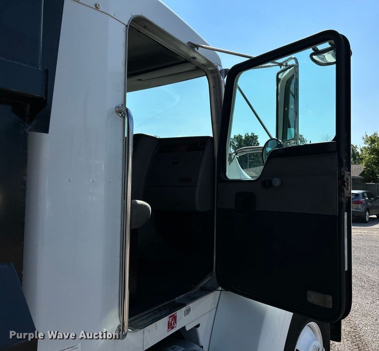 image for item EK4917 2005 Kenworth  T300 dump truck