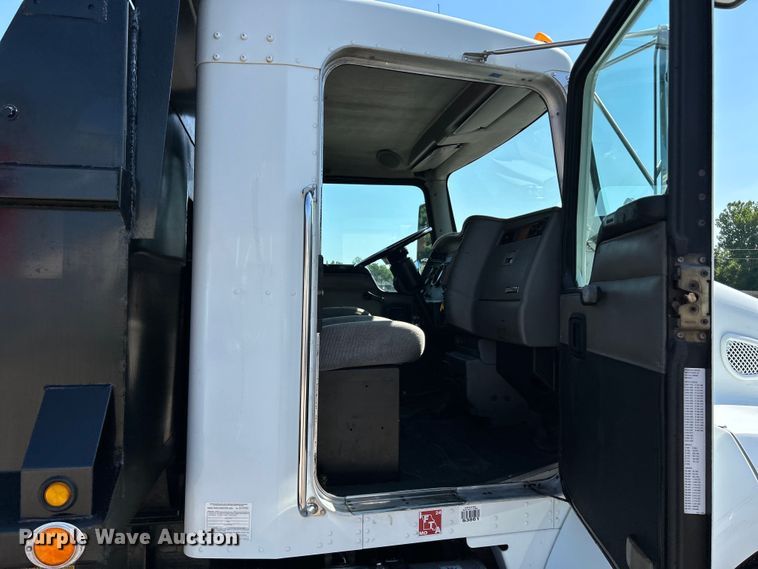 image for item EK4917 2005 Kenworth  T300 dump truck
