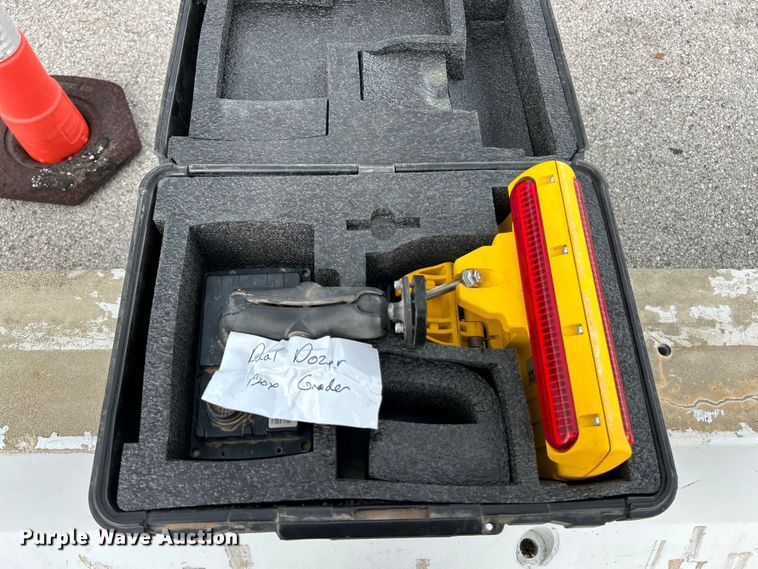 image for item EK4987 Hitch Doc skid steer box blade