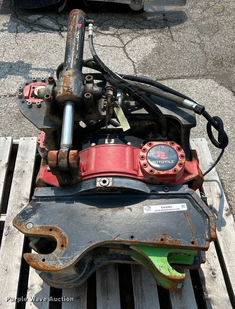 image for item EK4992 2015 Rototilt R4 quick coupler