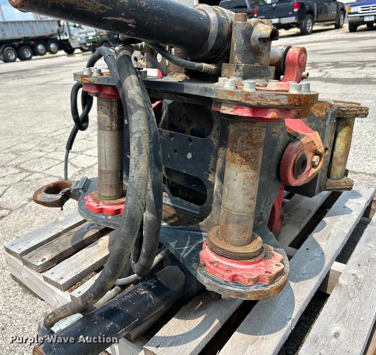 image for item EK4992 2015 Rototilt R4 quick coupler