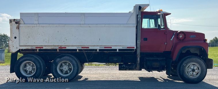 image for item EK8809 1992 Ford L8000 dump truck