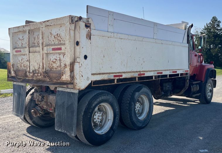 image for item EK8809 1992 Ford L8000 dump truck