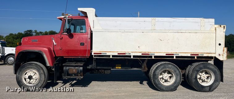 image for item EK8809 1992 Ford L8000 dump truck