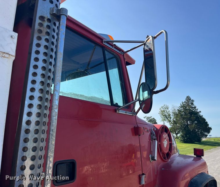 image for item EK8809 1992 Ford L8000 dump truck