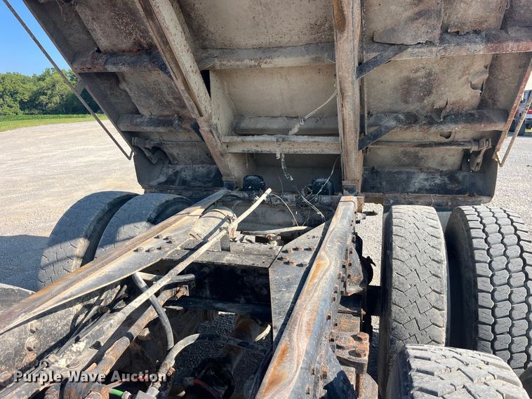 image for item EK8809 1992 Ford L8000 dump truck