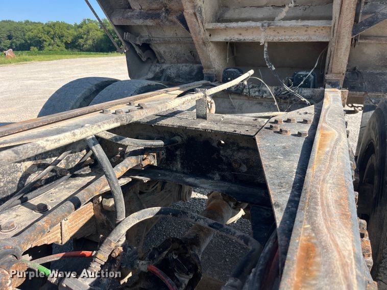 image for item EK8809 1992 Ford L8000 dump truck