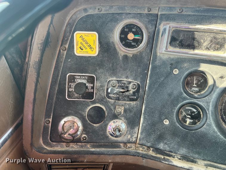 image for item EK8809 1992 Ford L8000 dump truck