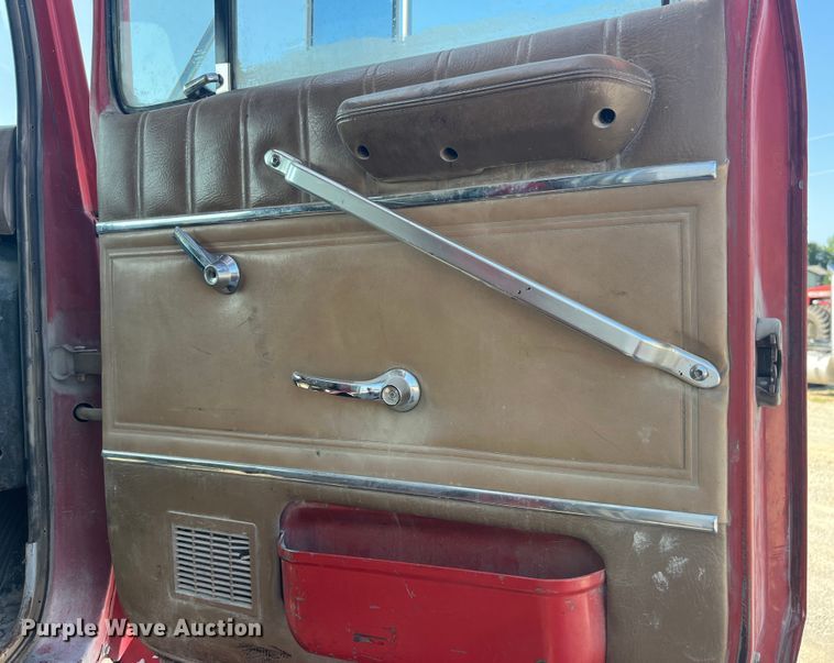 image for item EK8809 1992 Ford L8000 dump truck