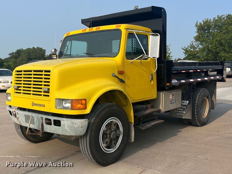 image for item EK8812 1992 International  4900 dump truck