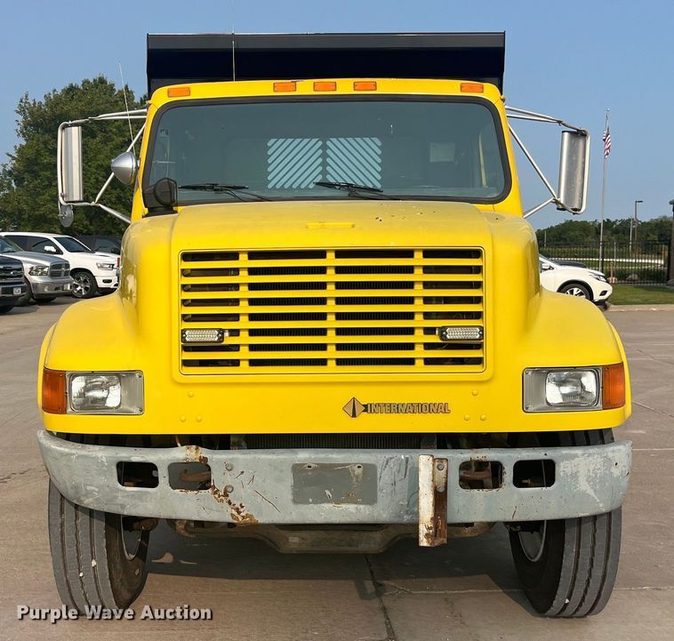 image for item EK8812 1992 International  4900 dump truck