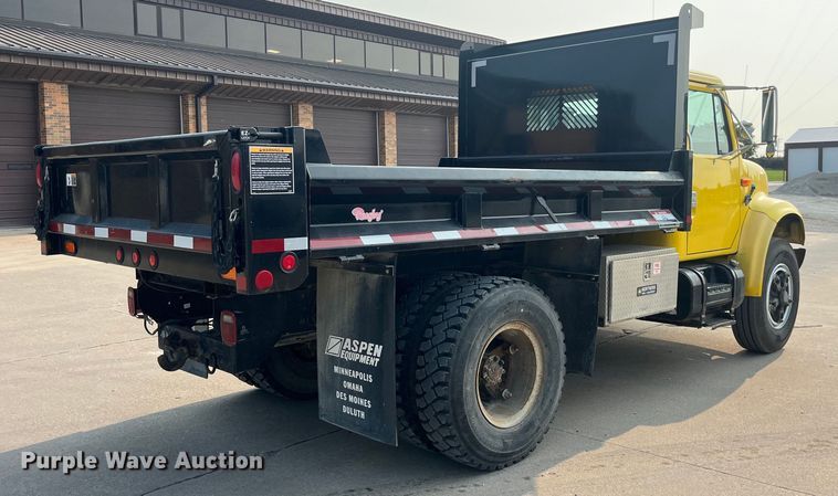 image for item EK8812 1992 International  4900 dump truck