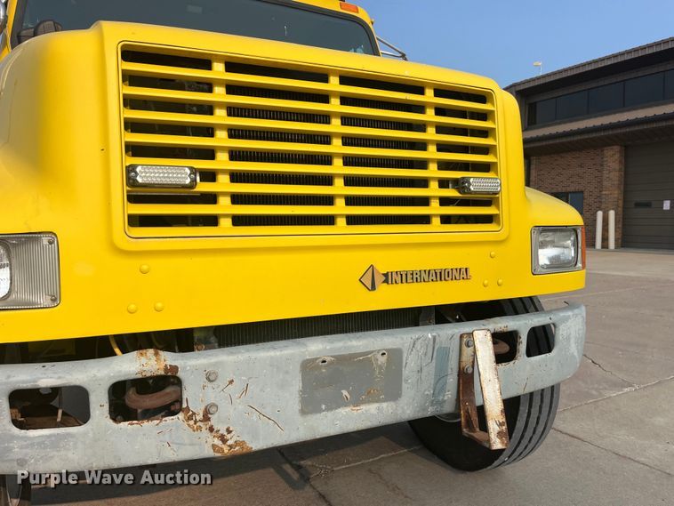 image for item EK8812 1992 International  4900 dump truck