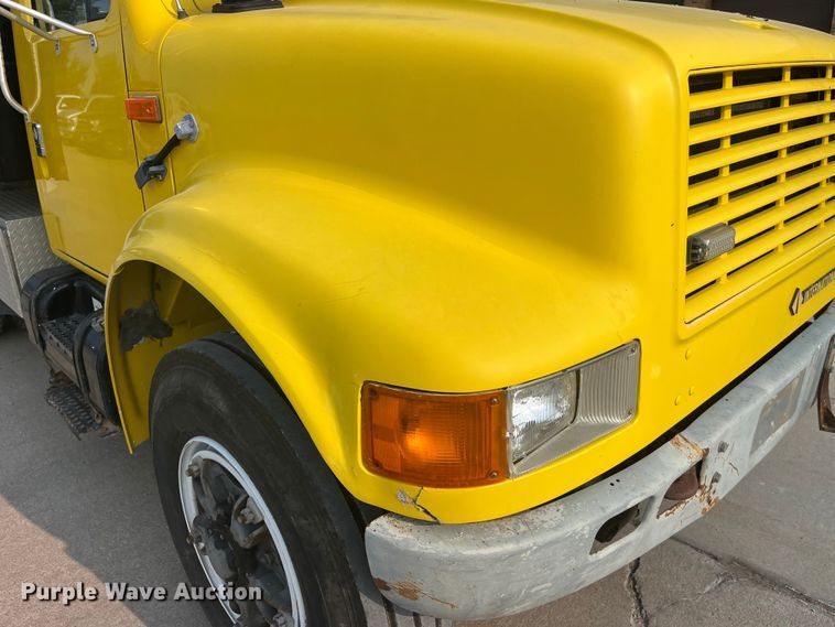 image for item EK8812 1992 International  4900 dump truck