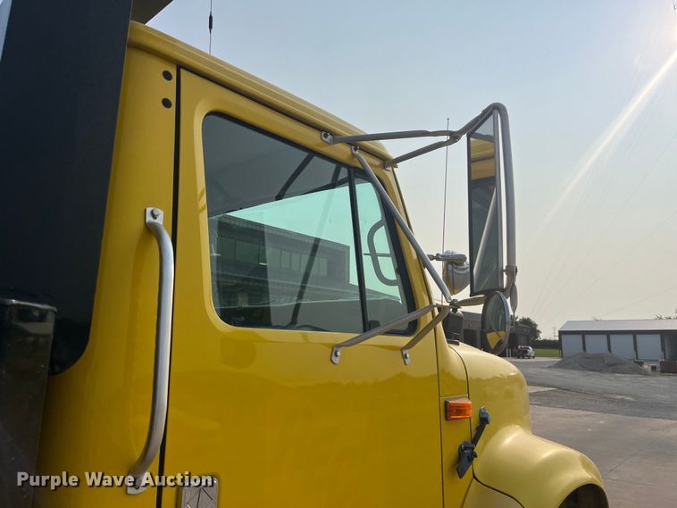 image for item EK8812 1992 International  4900 dump truck