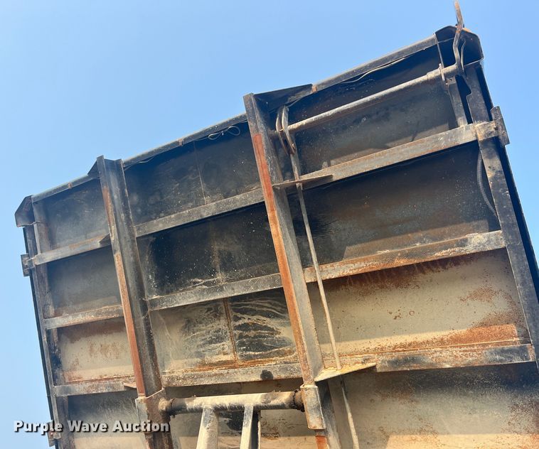 image for item EK8812 1992 International  4900 dump truck