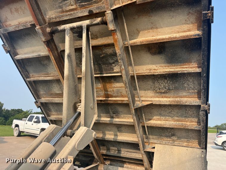 image for item EK8812 1992 International  4900 dump truck