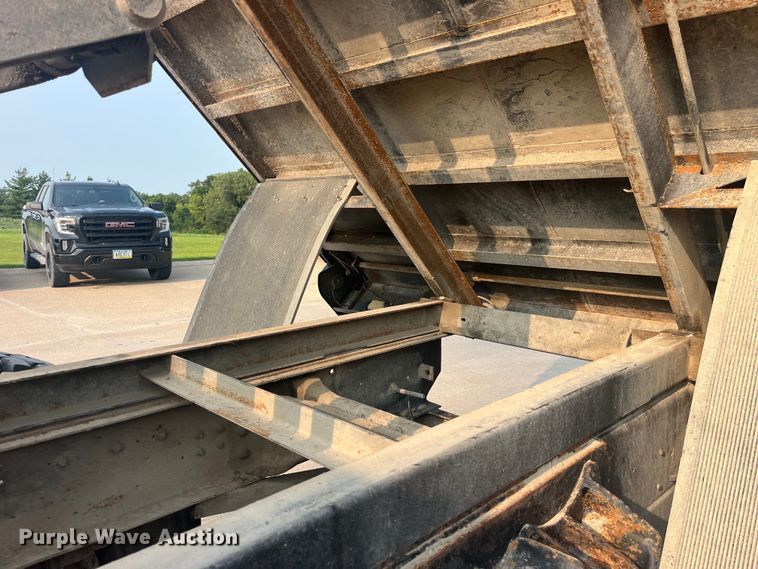 image for item EK8812 1992 International  4900 dump truck