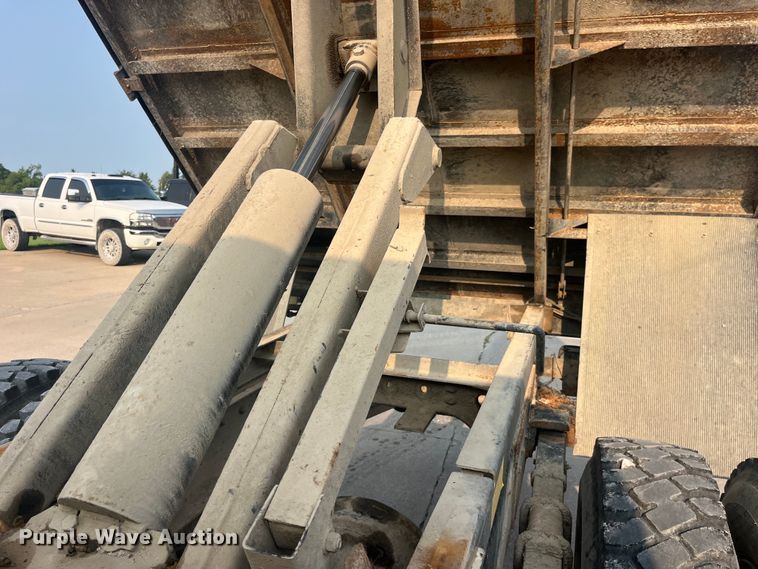 image for item EK8812 1992 International  4900 dump truck