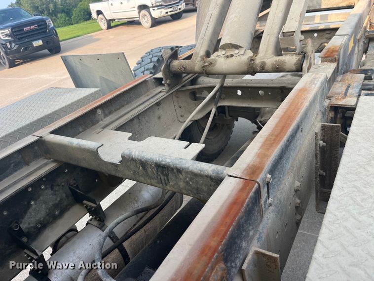 image for item EK8812 1992 International  4900 dump truck