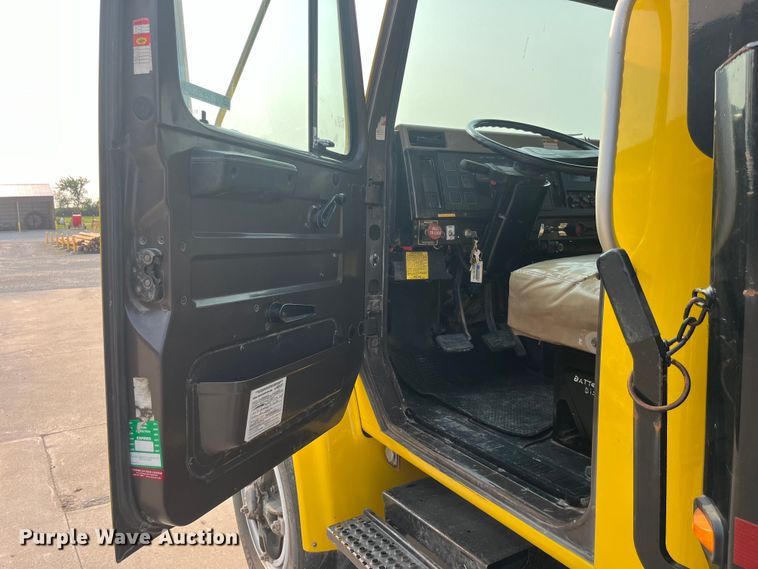 image for item EK8812 1992 International  4900 dump truck