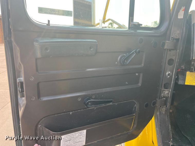 image for item EK8812 1992 International  4900 dump truck