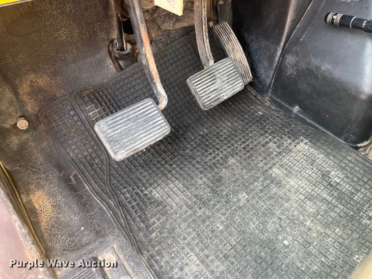 image for item EK8812 1992 International  4900 dump truck