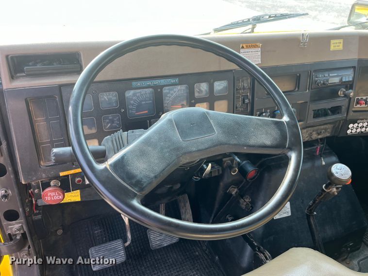 image for item EK8812 1992 International  4900 dump truck