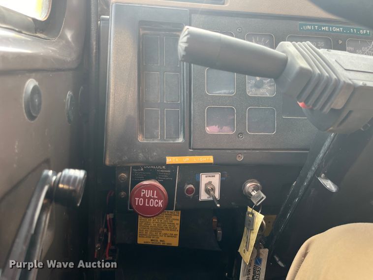 image for item EK8812 1992 International  4900 dump truck