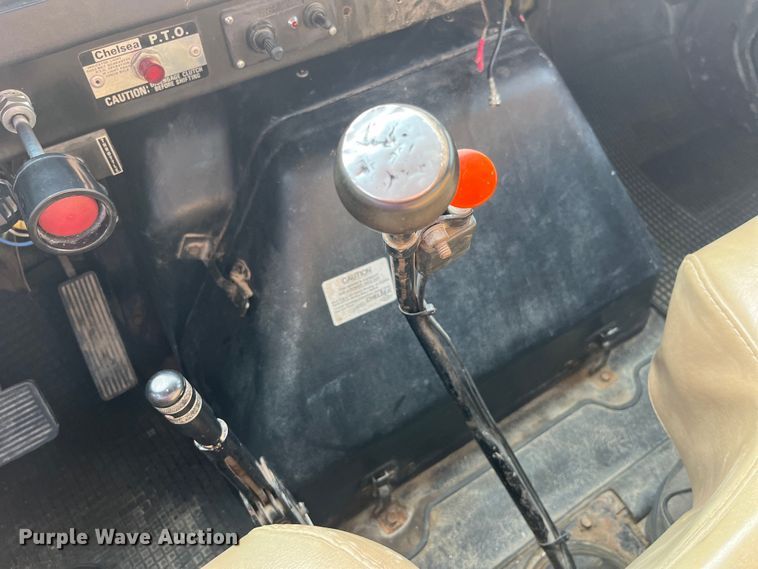 image for item EK8812 1992 International  4900 dump truck