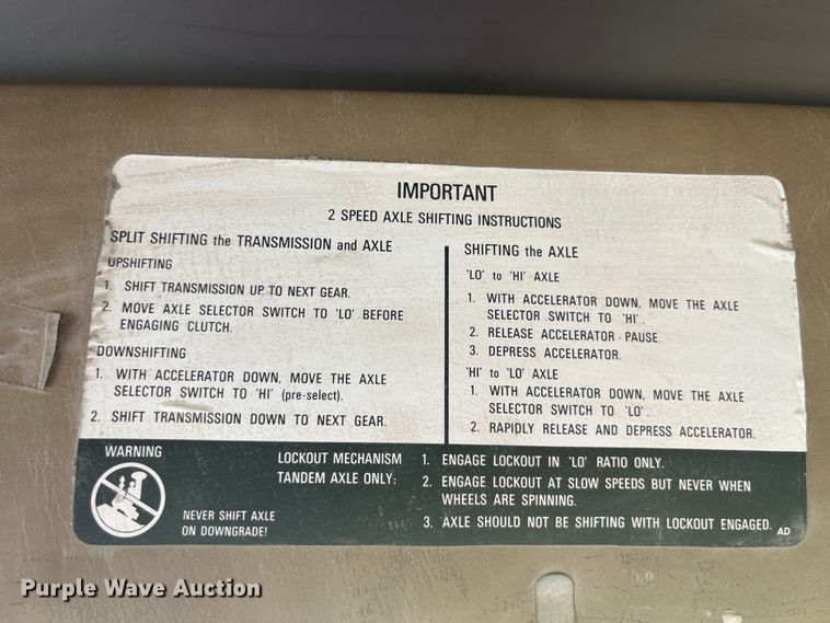 image for item EK8812 1992 International  4900 dump truck