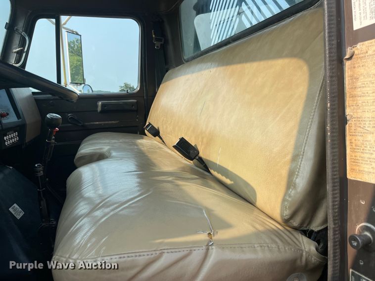 image for item EK8812 1992 International  4900 dump truck