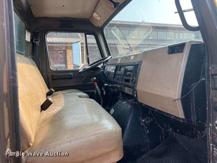 image for item EK8812 1992 International  4900 dump truck