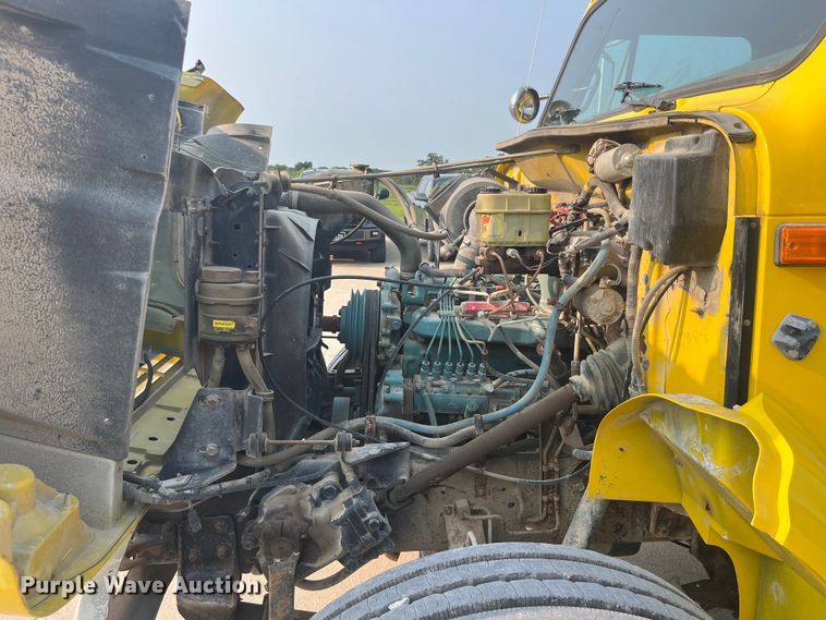 image for item EK8812 1992 International  4900 dump truck