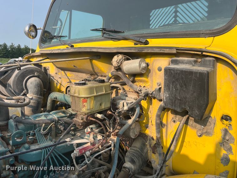 image for item EK8812 1992 International  4900 dump truck