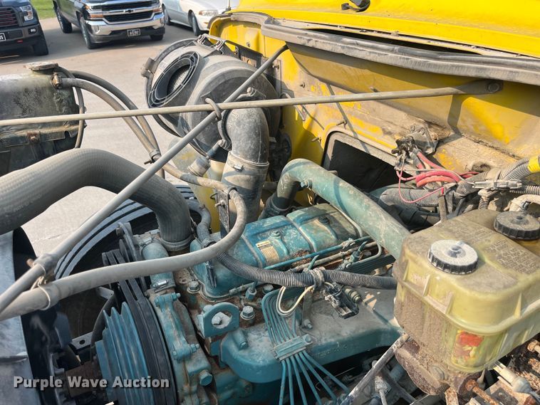 image for item EK8812 1992 International  4900 dump truck