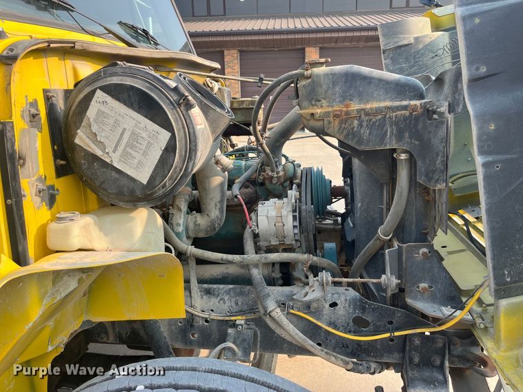 image for item EK8812 1992 International  4900 dump truck