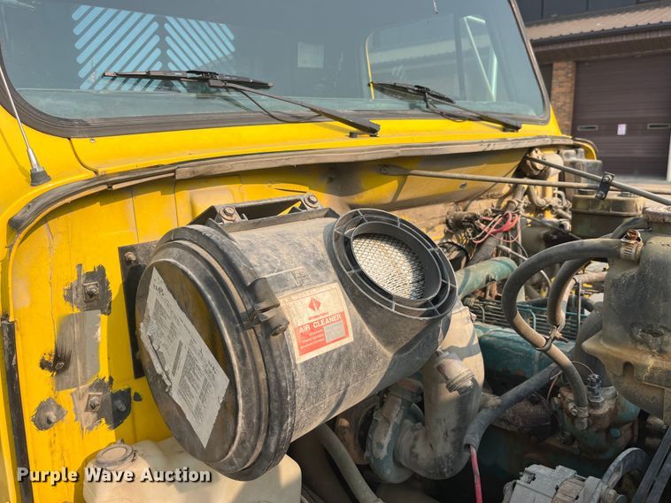 image for item EK8812 1992 International  4900 dump truck