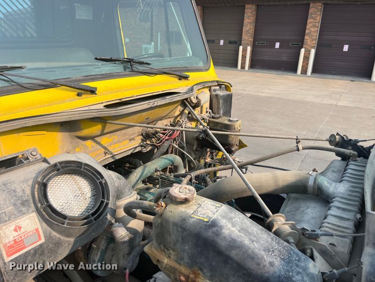 image for item EK8812 1992 International  4900 dump truck