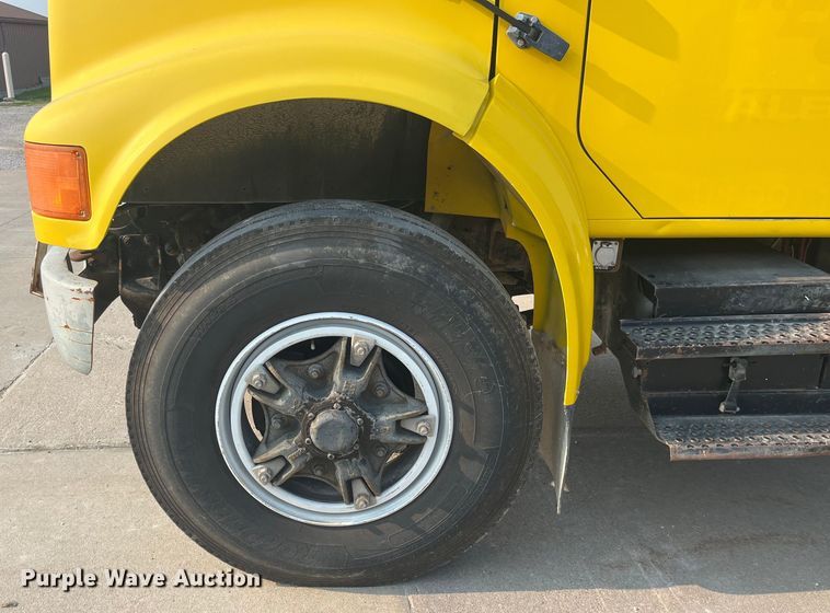 image for item EK8812 1992 International  4900 dump truck