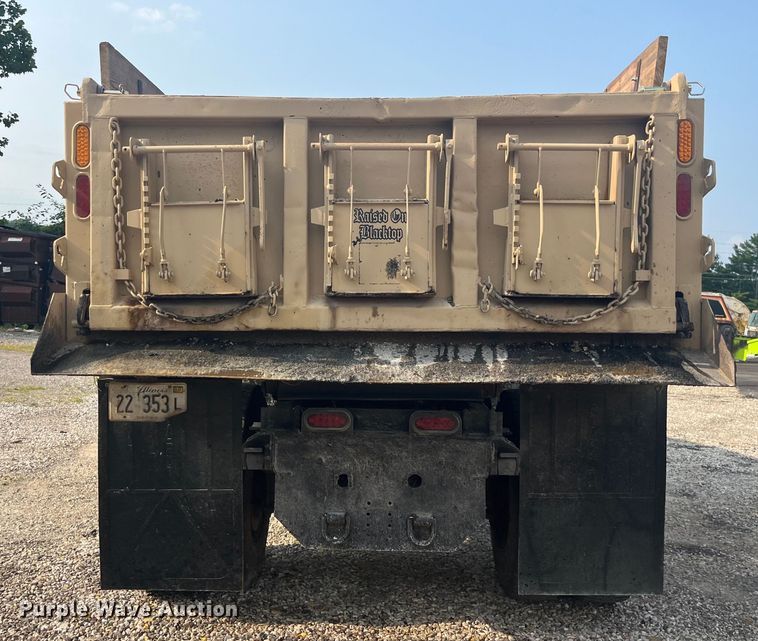 image for item EK8843 2004 GMC C7500 dump truck