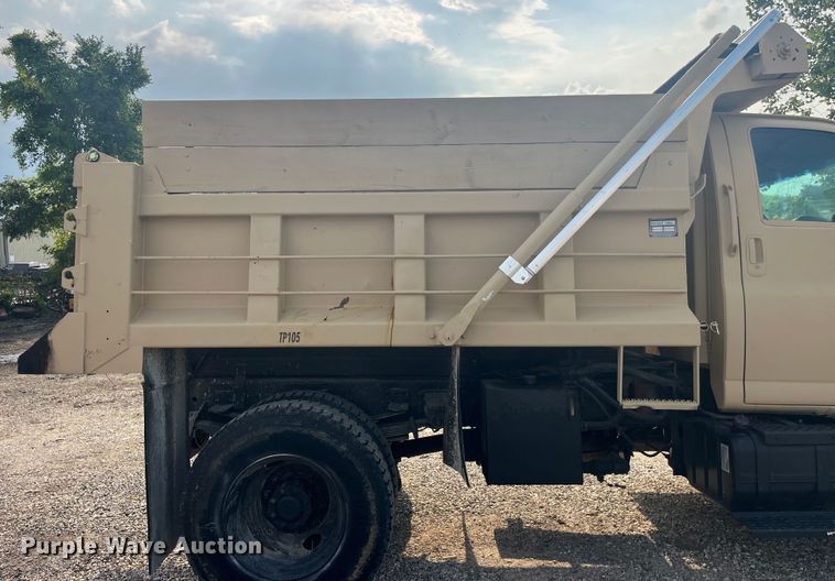 image for item EK8843 2004 GMC C7500 dump truck