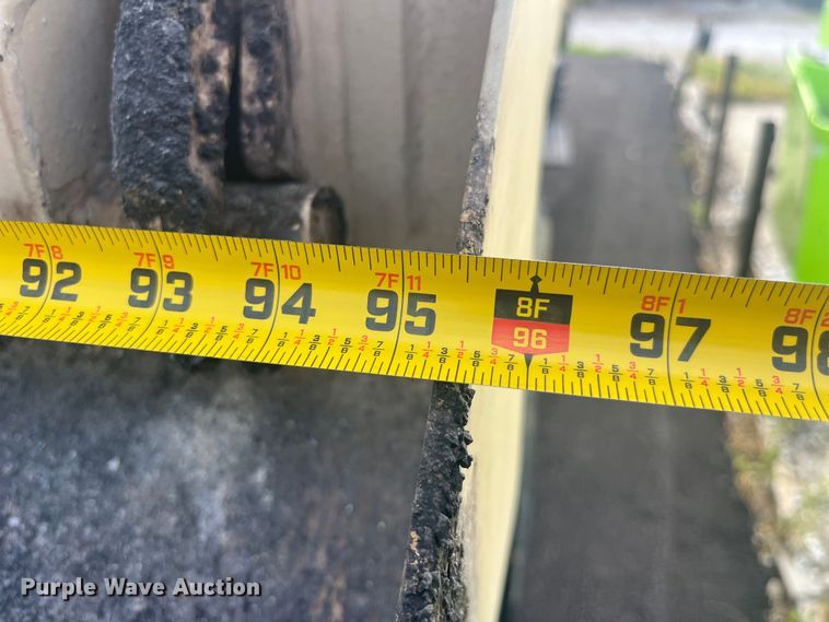 image for item EK8843 2004 GMC C7500 dump truck